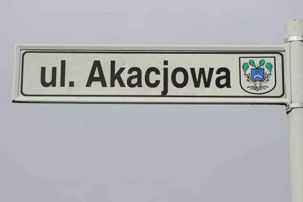 Tabliczka z nazwą ulicy Akacjowej w Dopiewie