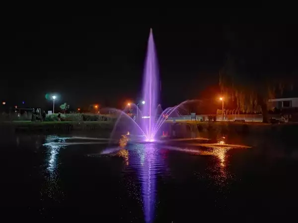 Multimedialna fontanna w Więckowicach efektownie podświetlona nocą
