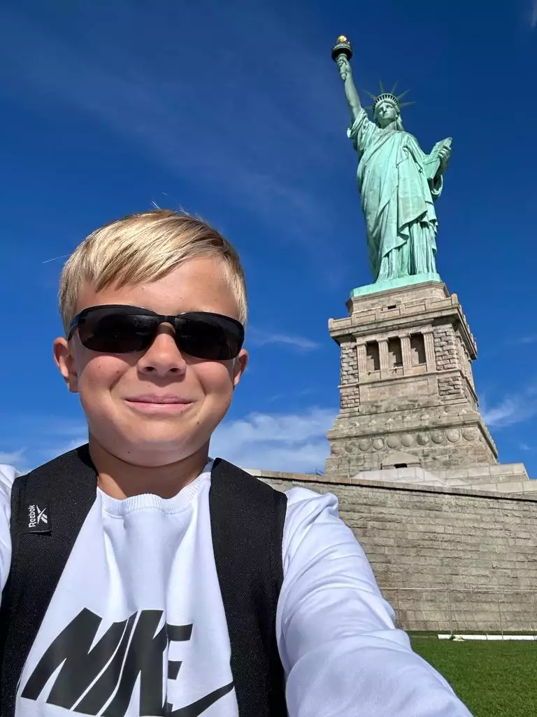 Daniel przy statule wolności w Nowym Jorku