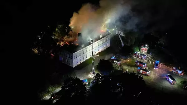 Pożar dachu pałacu w Konarzewie 11.07.2023