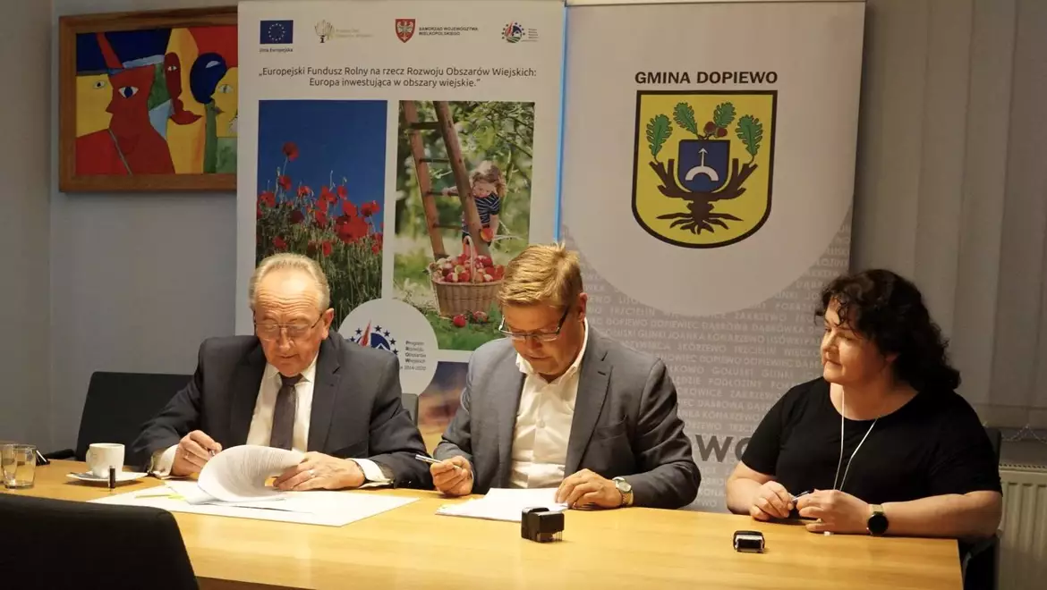 Wojciech Jankowiak, Paweł Przepióra, Teresa Lota podpisują umowę o dofinansowanie