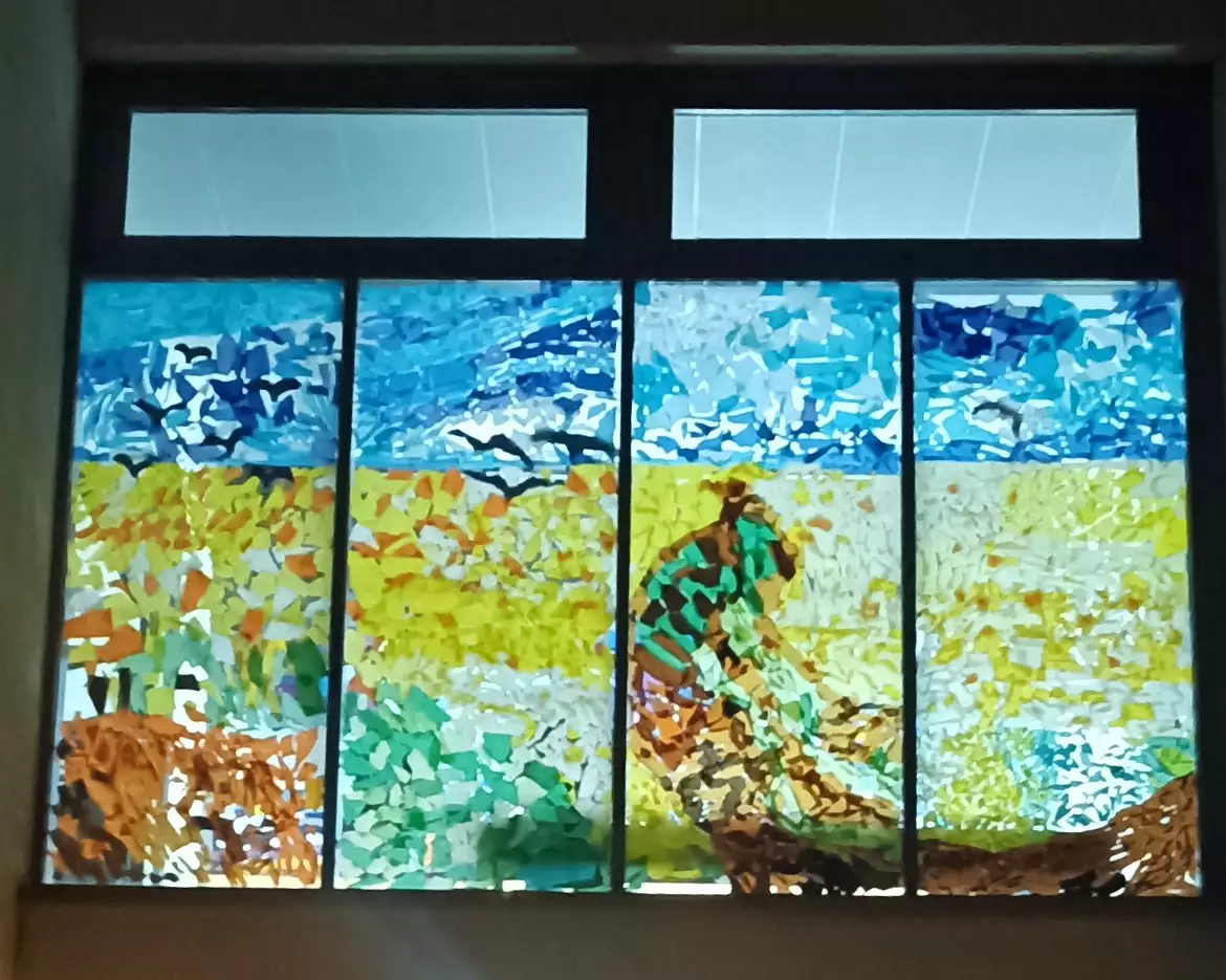 Witraże w SP2 w Skórzewie przedstawiające dzieła Vincenta Van Gogha