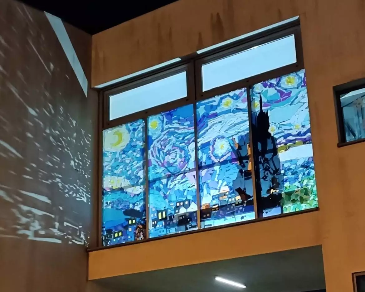 Witraże w SP2 w Skórzewie przedstawiające dzieła Vincenta Van Gogha