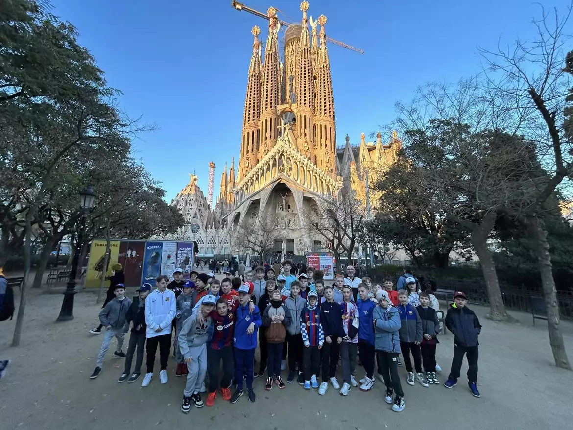 AP Wilki przed Sagrada Fiamilją w Barcelonie