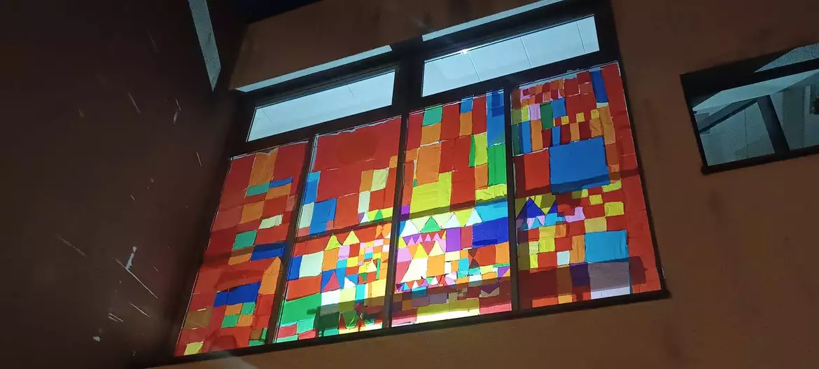 Instalacja witrażowa w SP2 W Skórzewie inspirowana dziełami Paula Klee